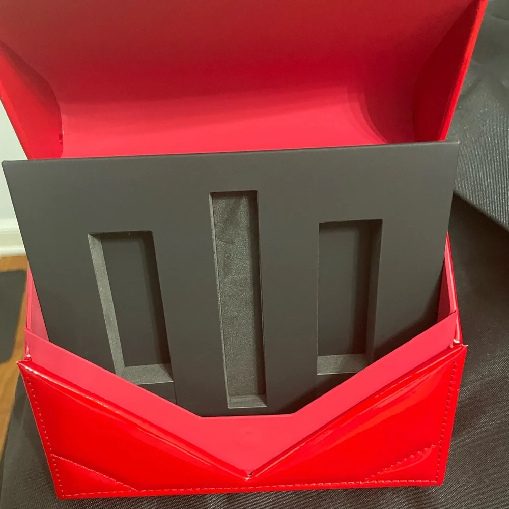 Last one! Yves Saint Laurent Red Quilted Patent Makeup Holder/Box Auth - Picture 2 of 4